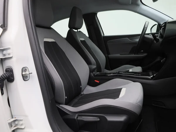 Opel Mokka-e (2023) — foto 26 van 39