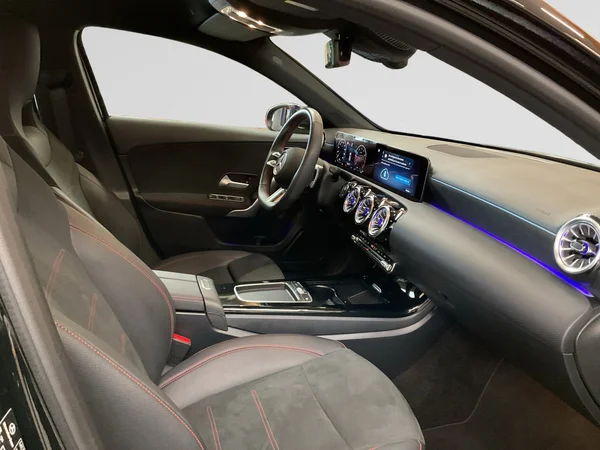 MERCEDES-BENZ A 200 (2024) — foto 3 van 22