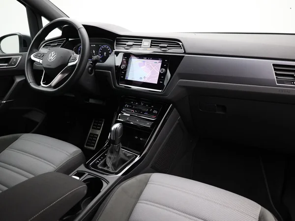 VOLKSWAGEN Touran (2023) — foto 16 van 22