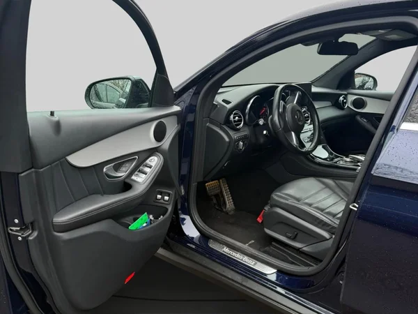 Mercedes-Benz GLC (2016) — foto 13 van 15