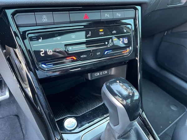 VOLKSWAGEN T-Roc (2025) — foto 2 van 14