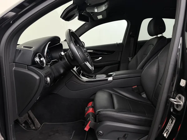 MERCEDES GLC 300 (2021) — foto 2 van 32