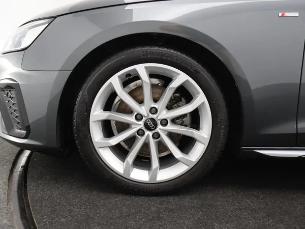 Audi A4 (2023) — foto 8 van 26