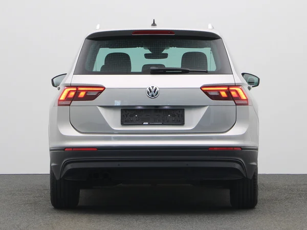 VOLKSWAGEN Tiguan (2017) — foto 11 van 23