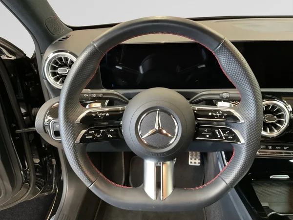 MERCEDES-BENZ A 200 (2024) — foto 15 van 22