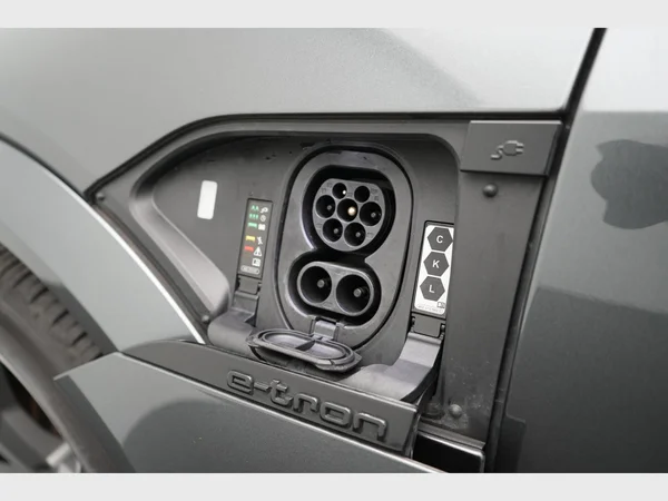 AUDI SQ8 e-tron Sportback (2023) — foto 5 van 31