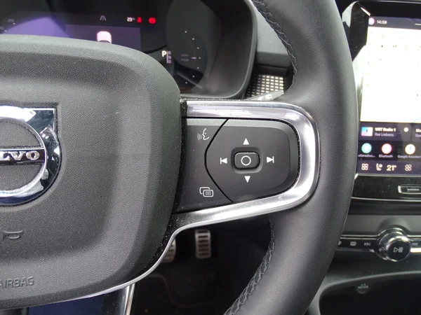 Volvo XC40 (2023) — foto 16 van 28