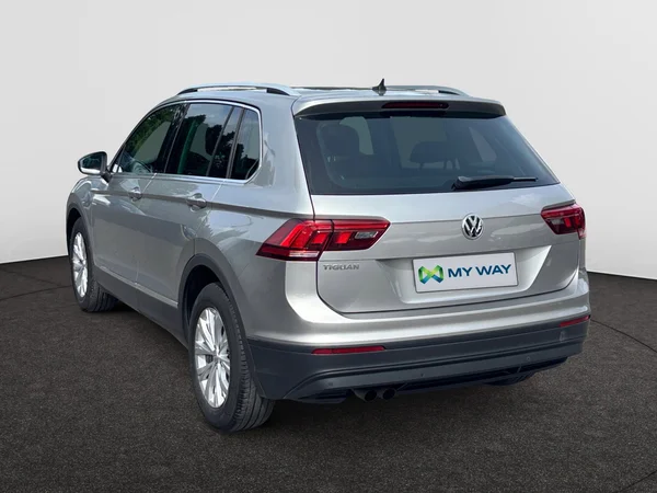 VOLKSWAGEN Tiguan (2018) — foto 9 van 16