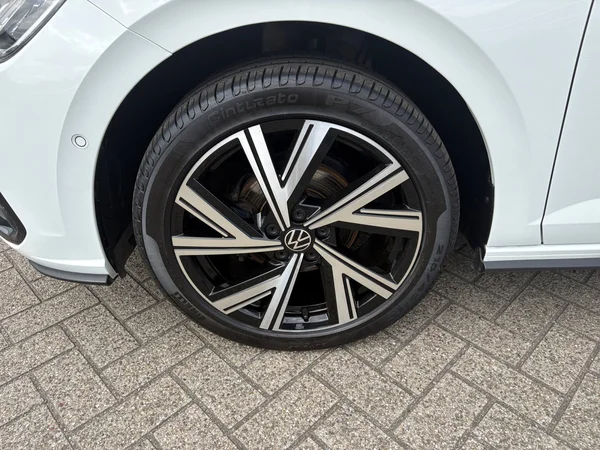 VOLKSWAGEN Polo (2023) — foto 14 van 21