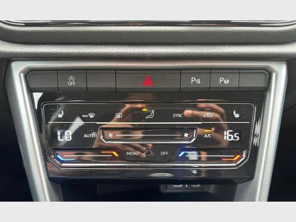 Volkswagen T-Roc (2023) — foto 17 van 27