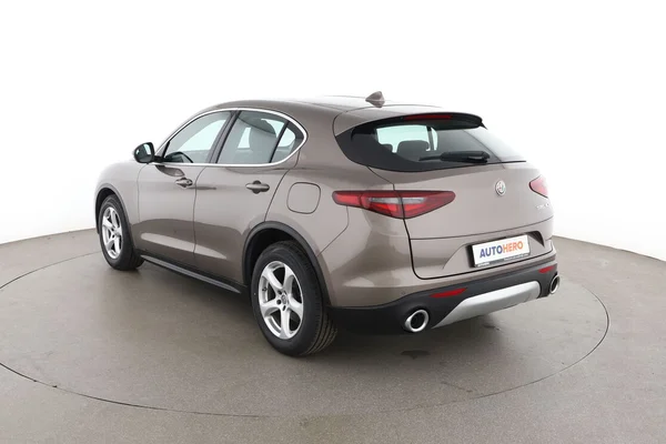 Alfa Romeo Stelvio (2018) — foto 10 van 16