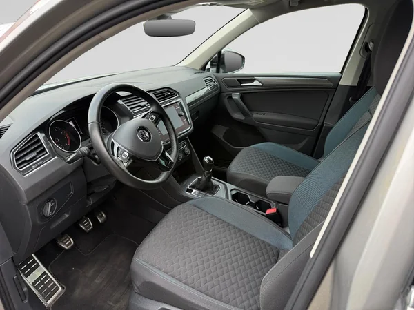 VOLKSWAGEN Tiguan (2020) — foto 2 van 24