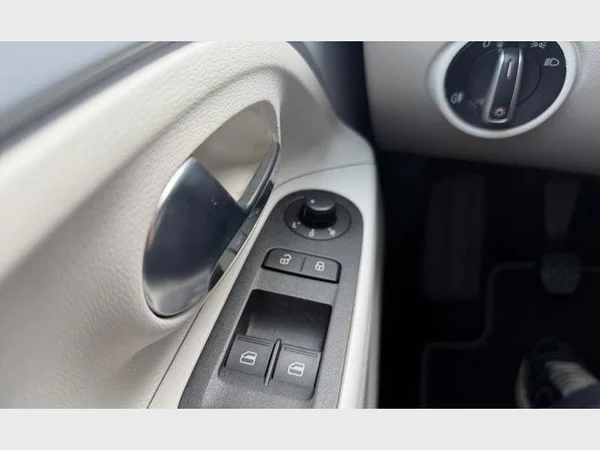 Volkswagen UP! (2017) — foto 15 van 25