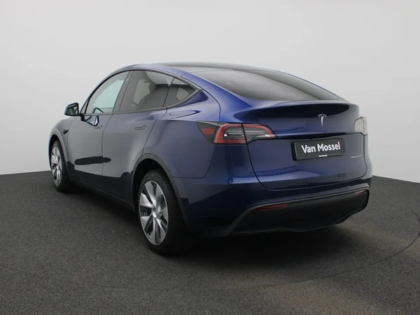 Tesla Model Y (2023) — foto 23 van 52