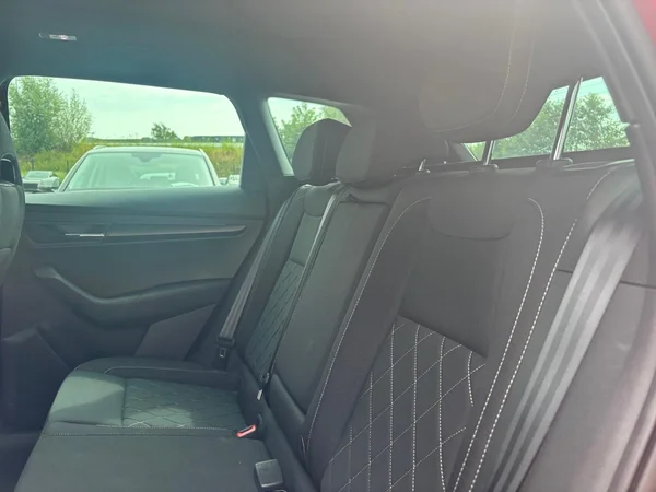 SKODA Karoq (2023) — foto 11 van 21