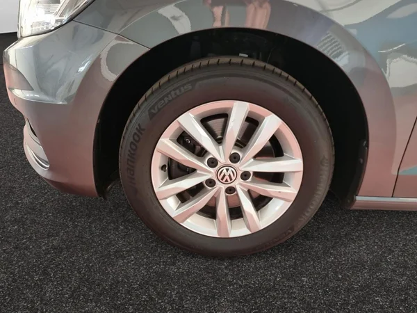 VOLKSWAGEN Touran (2019) — foto 16 van 23