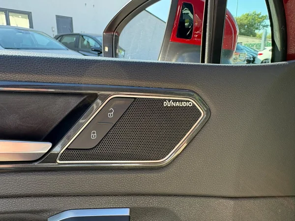 VOLKSWAGEN Tiguan (2018) — foto 8 van 23