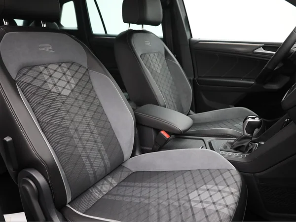 VOLKSWAGEN Tiguan (2022) — foto 18 van 23