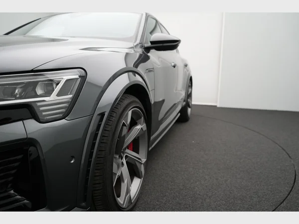 AUDI SQ8 e-tron Sportback (2023) — foto 28 van 31