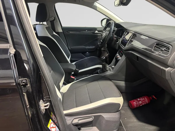 VOLKSWAGEN T-Roc (2018) — foto 8 van 24