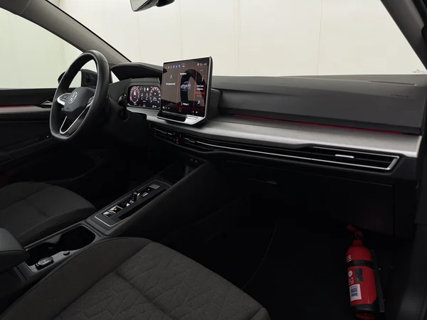 VOLKSWAGEN Golf Variant (2025) — foto 3 van 30