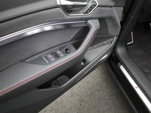AUDI Q8 e-tron Sportback (2025) — foto 8 van 24