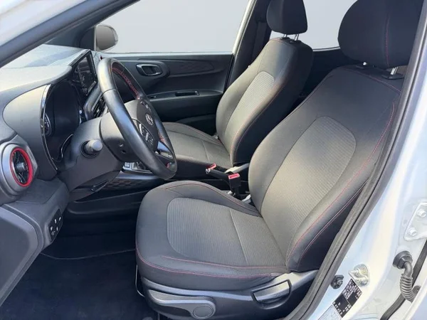 HYUNDAI i10 (2022) — foto 3 van 31