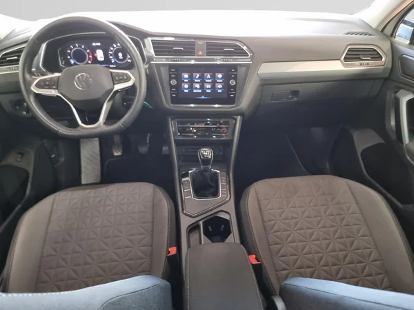 VOLKSWAGEN Tiguan (2022) — foto 2 van 22