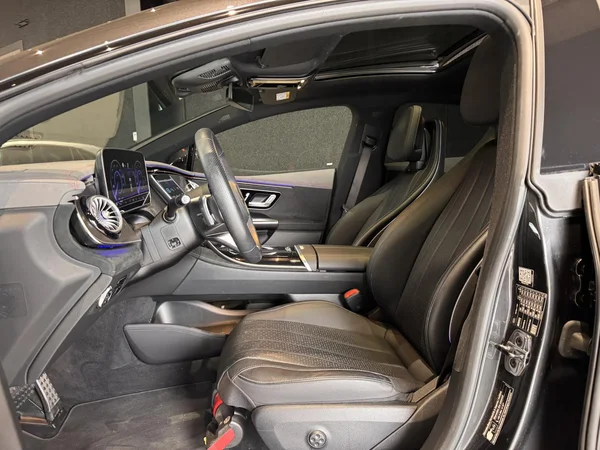 Mercedes-Benz EQE (2024) — foto 11 van 30