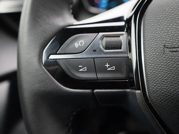Peugeot e-2008 (2023) — foto 14 van 43