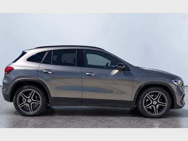 Mercedes-Benz GLA 180 (2022) — foto 21 van 22