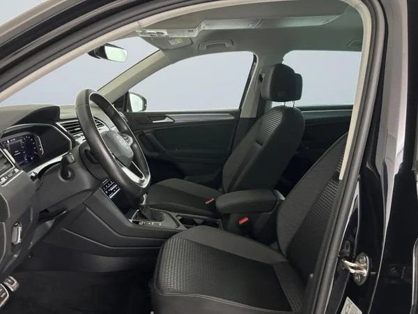 VOLKSWAGEN Tiguan (2022) — foto 2 van 31
