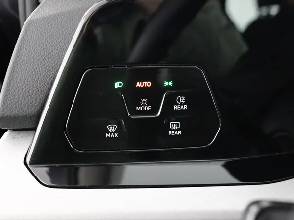 VOLKSWAGEN Golf (2024) — foto 19 van 28
