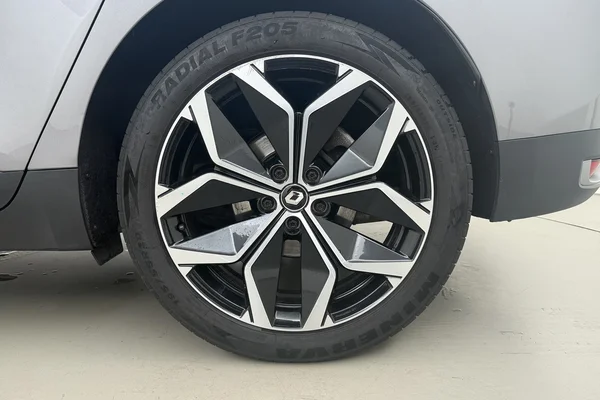 Renault Grand Scenic (2023) — foto 19 van 22
