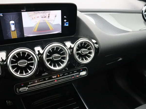 Mercedes-Benz GLA (2021) — foto 5 van 27