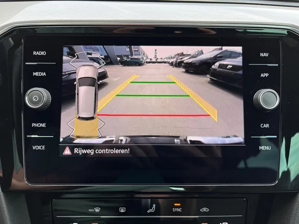 VOLKSWAGEN Passat Variant (2024) — foto 8 van 23