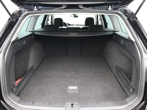 VOLKSWAGEN Passat SW (2021) — foto 8 van 19