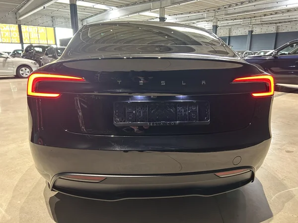 Tesla Model 3 (2024) — foto 13 van 19