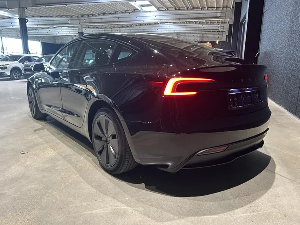 Tesla Model 3 (2024) — foto 12 van 19