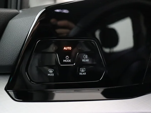 VOLKSWAGEN Golf (2024) — foto 18 van 28