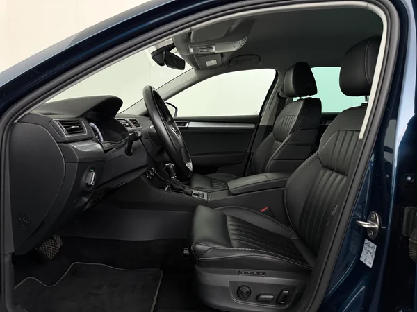 SKODA Superb (2021) — foto 2 van 32