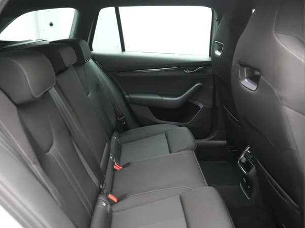 SKODA Octavia SW PHEV (2021) — foto 9 van 30