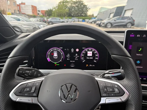 VOLKSWAGEN Passat SW (2024) — foto 6 van 23