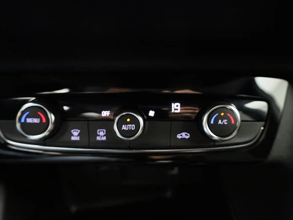 Opel Corsa-e (2022) — foto 16 van 39