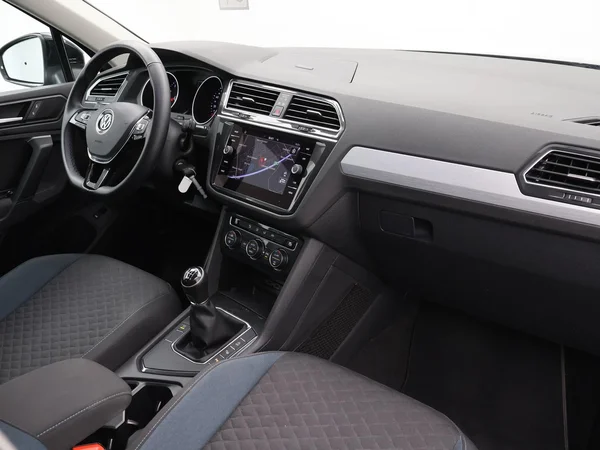VOLKSWAGEN Tiguan (2020) — foto 2 van 29
