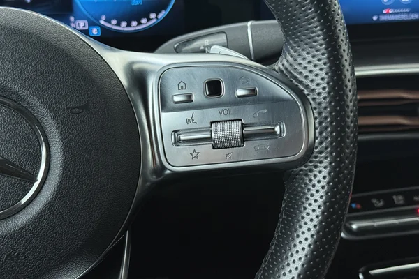 Mercedes-Benz EQC (2020) — foto 6 van 23