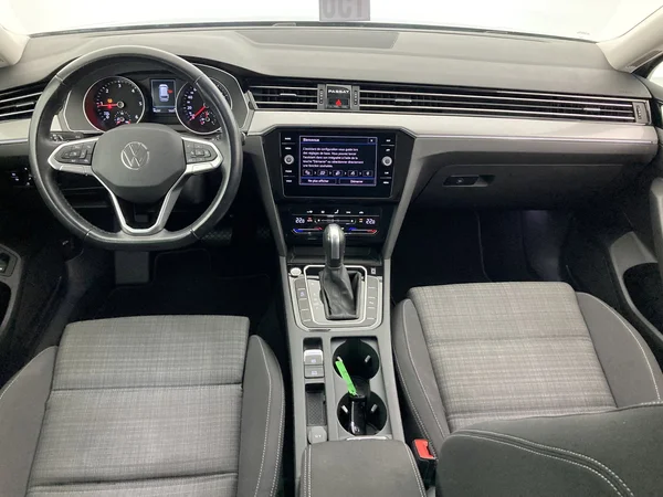 VOLKSWAGEN Passat Variant (2021) — foto 29 van 36