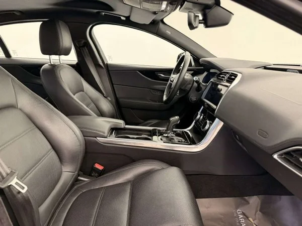 Jaguar XE (2020) — foto 2 van 20