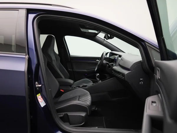 Volkswagen Golf (2022) — foto 35 van 47