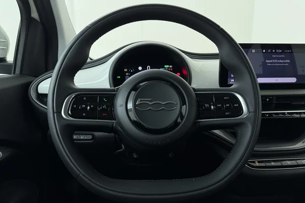Fiat E-500 (2023) — foto 2 van 17